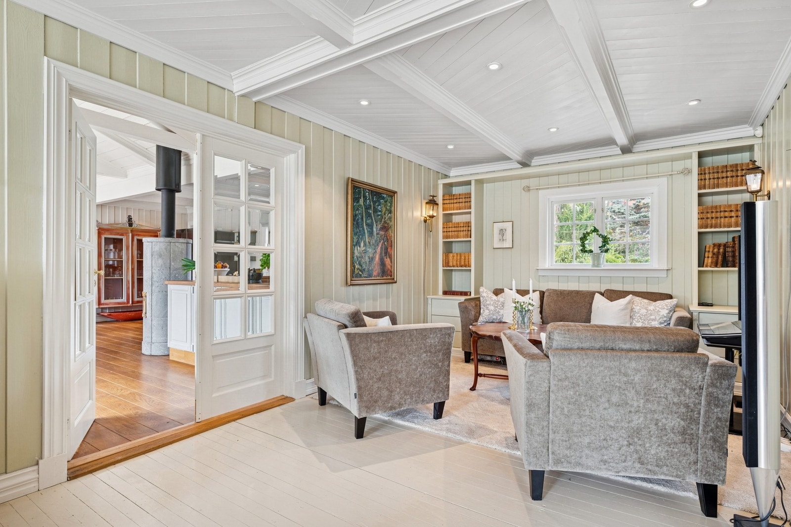 Et lyst rom med lun plass til sofagruppe og annet møblement. Galleribilde