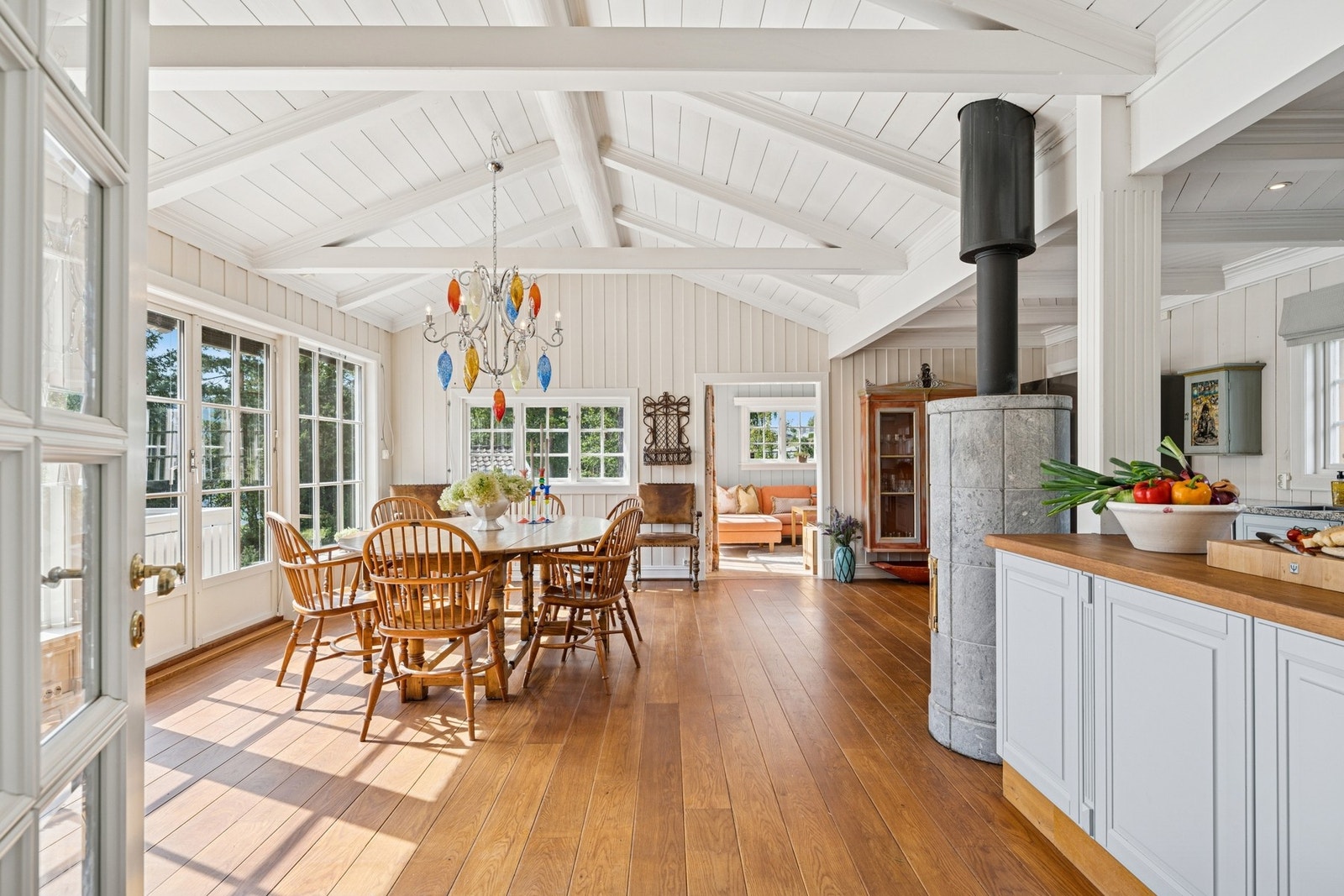 Kjøkken med spiseplass og utsikt - et lyst og sosialt samlingspunkt. Galleribilde