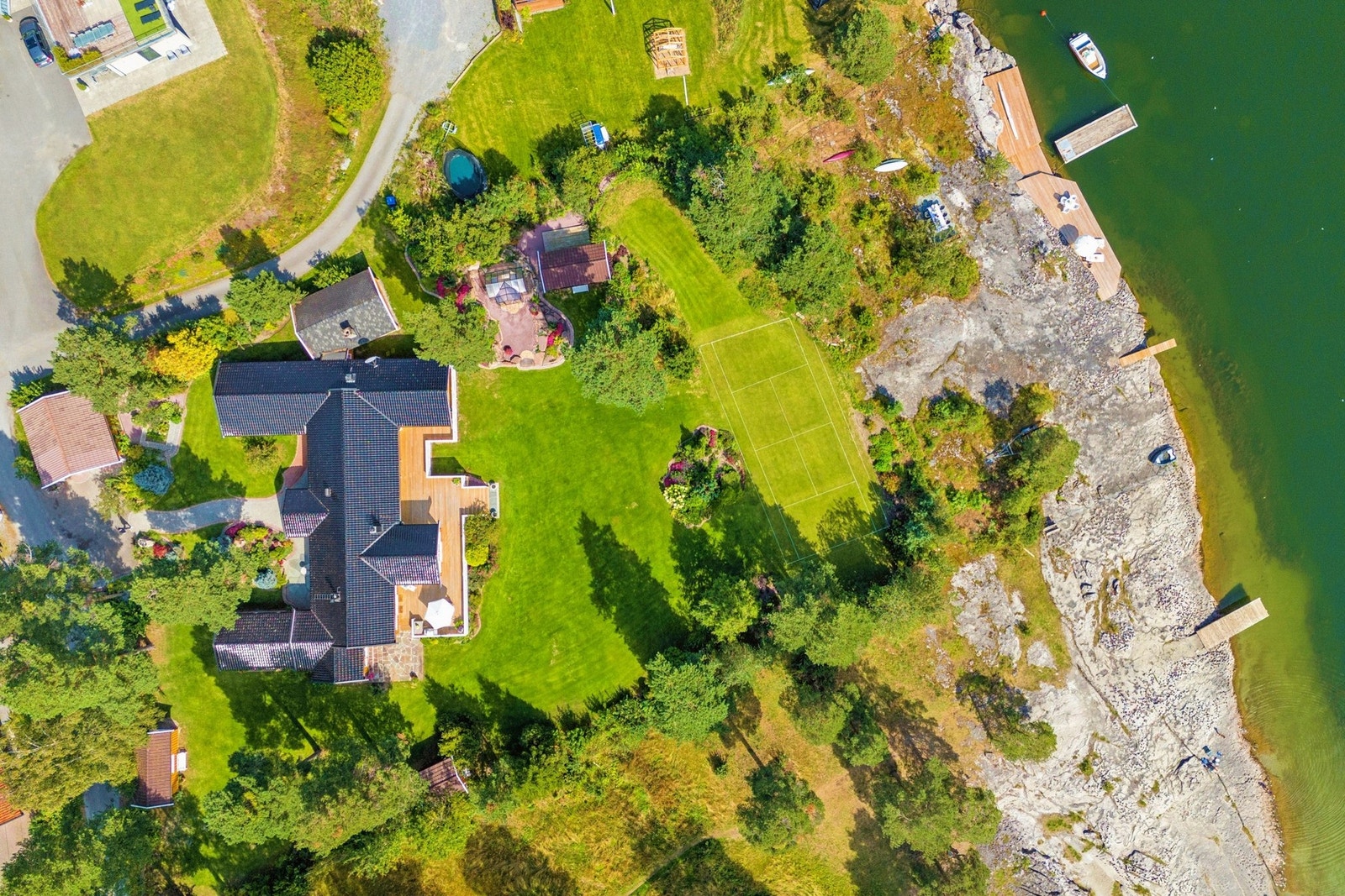 Privat tennisbane i hagen - en detalj som gjør eiendommen både eksklusiv og komplett. Galleribilde