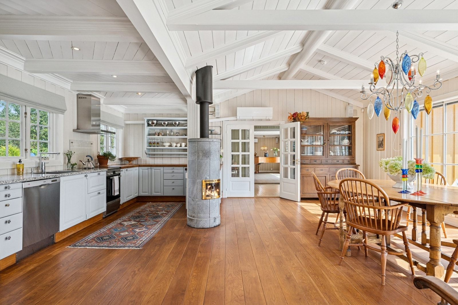 Den åpne løsningen skaper en god atmosfære. Galleribilde