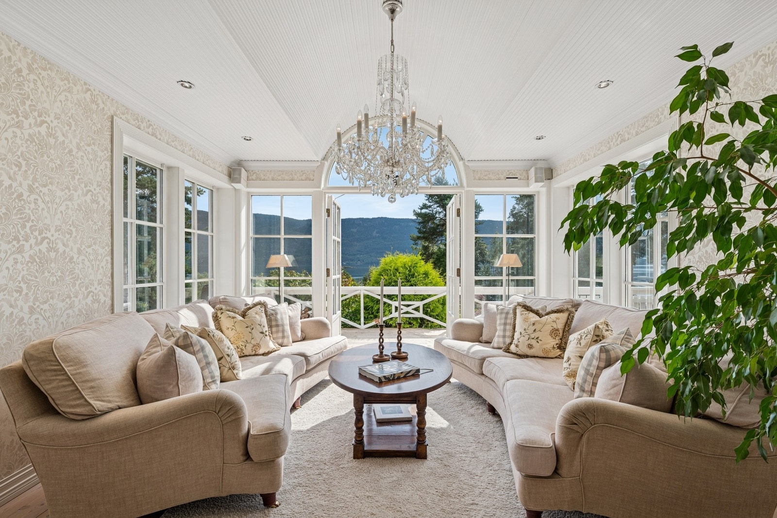 Hvelvet tak, store vinduer og fantastisk utsikt mot fjorden. Galleribilde