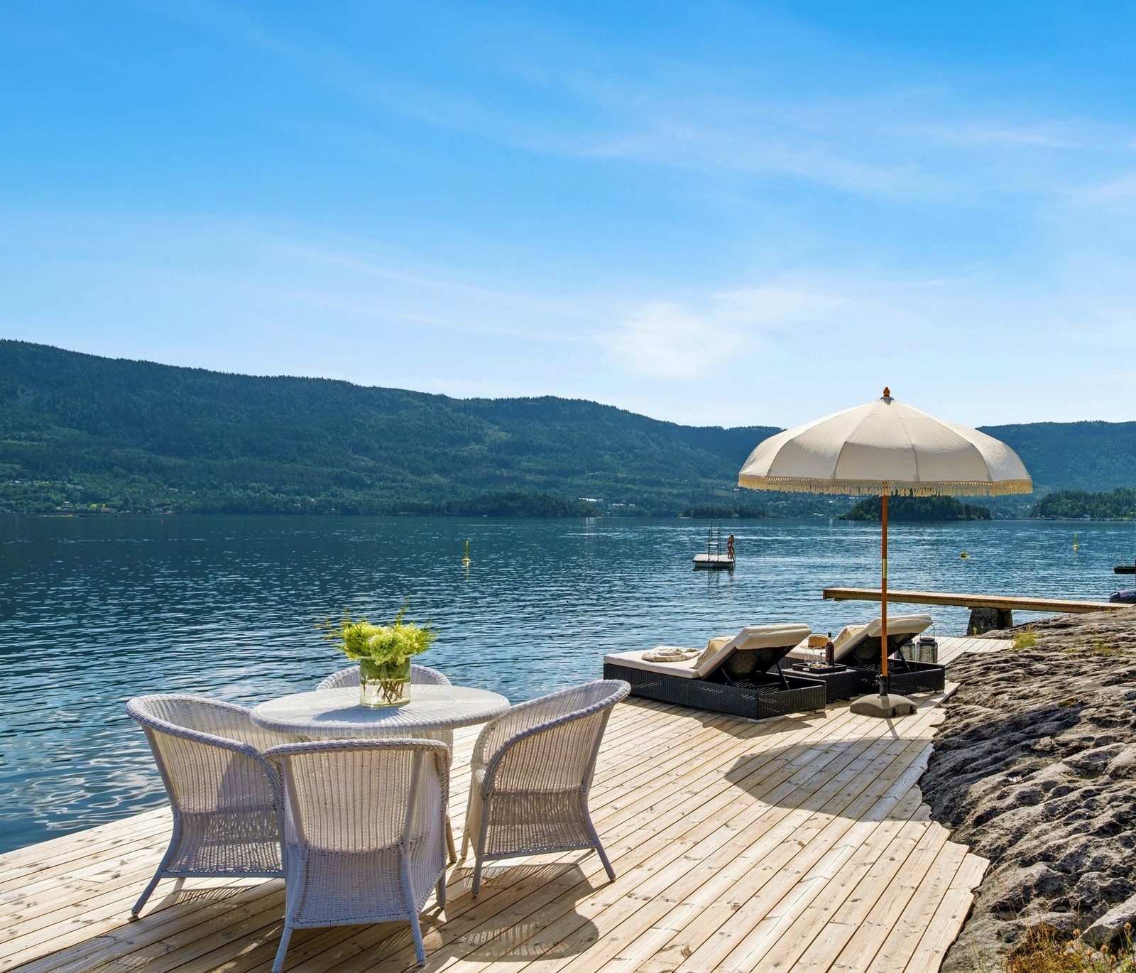 Bryggeanlegget gir plass til både båt og solstoler - perfekt for late sommerdager. Galleribilde