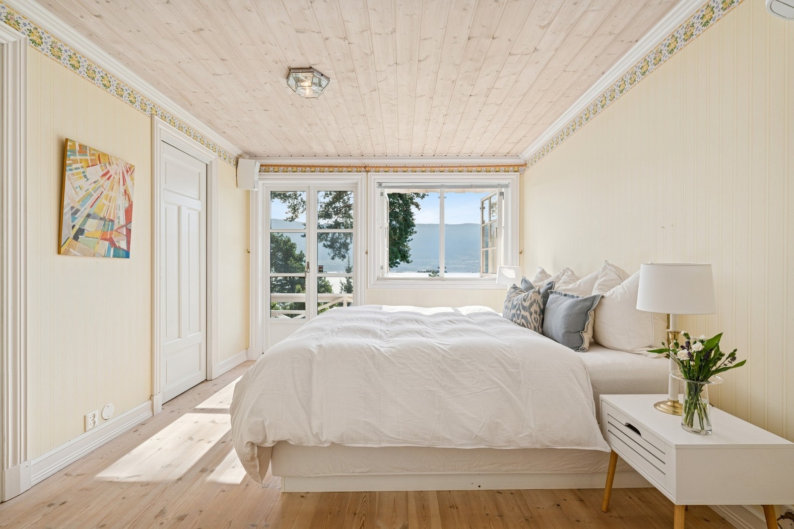 Boligen kan by på hele 5 soverom. Et lyst hovedsoverom med fantastisk fjordutsikt. Galleribilde