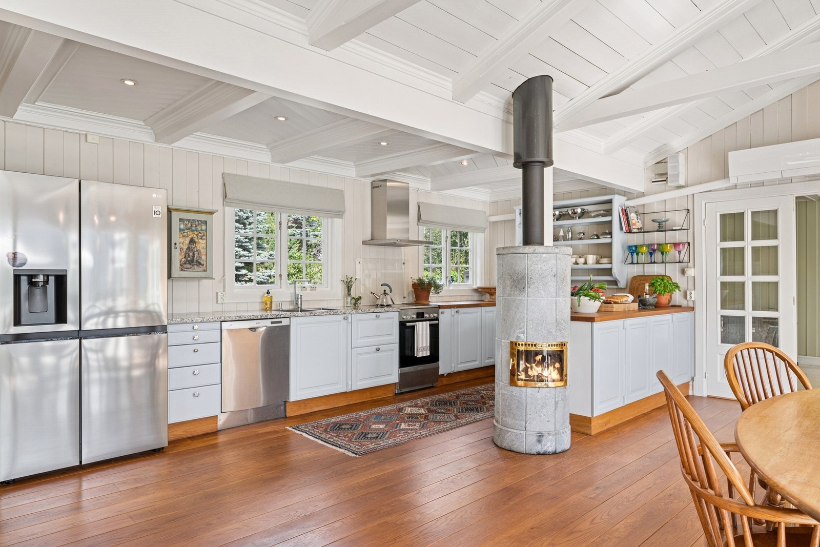 Kjøkken med heltre benkeplater og god arbeidsplass. Galleribilde