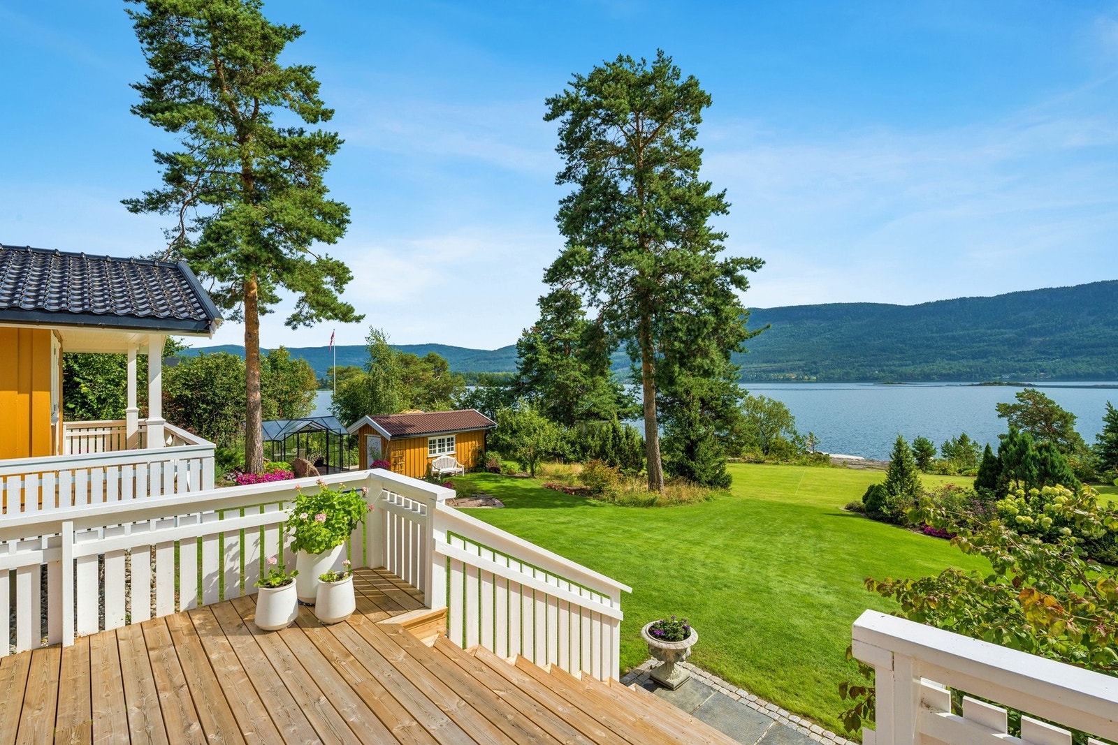 Utsikt mot hagen og fjorden fra terrassen. Galleribilde