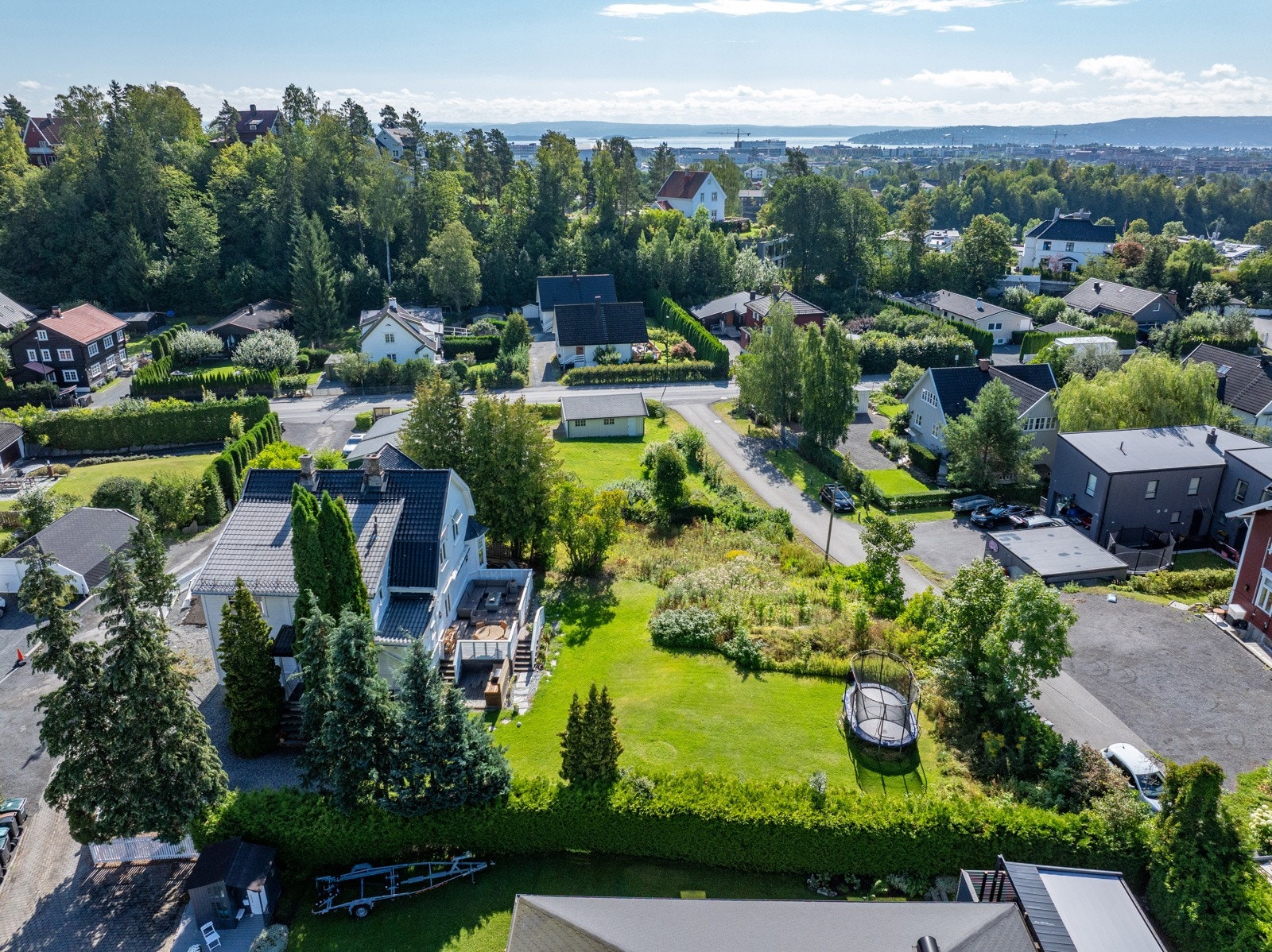 Eiendommen sogner til Jar skole, som er kjent som den ypperste barneskolen i Østre Bærum. Galleribilde