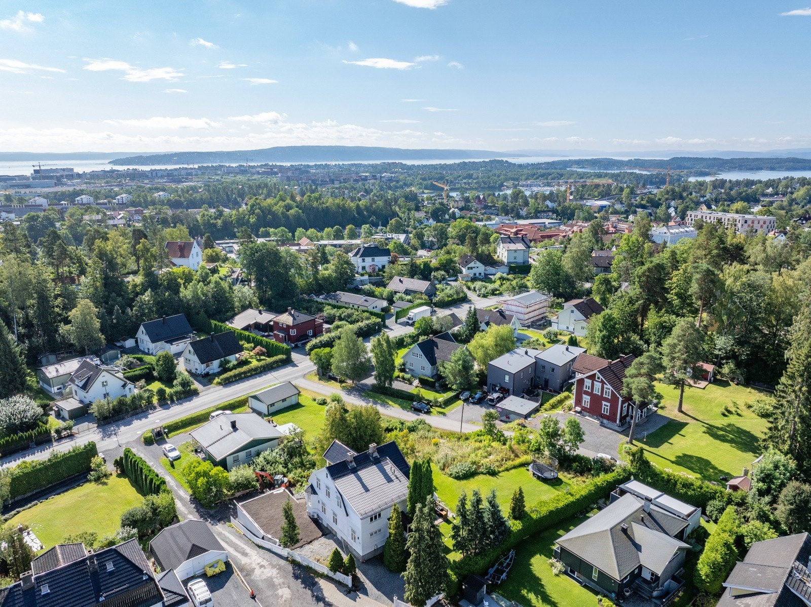 Det er også kort vei til kyststi, idylliske badeplasser, golfbane og skisenter - altså en helt perfekt beliggenhet for en aktiv familie. Galleribilde