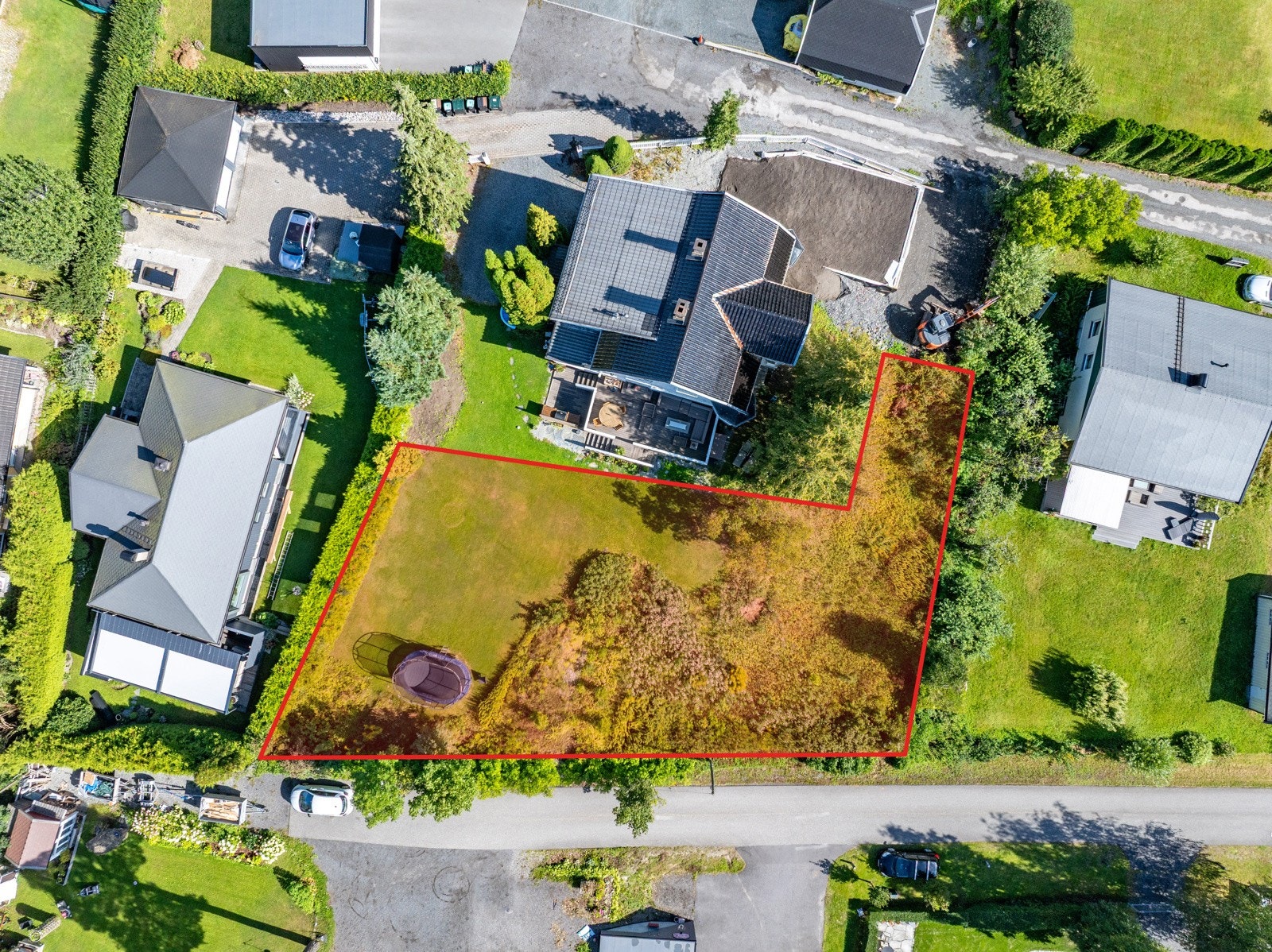 I særdeles attraktive omgivelser på Stabekk kan du nå sikre deg en solrik, lett skrånende tomt på 800 m². Galleribilde