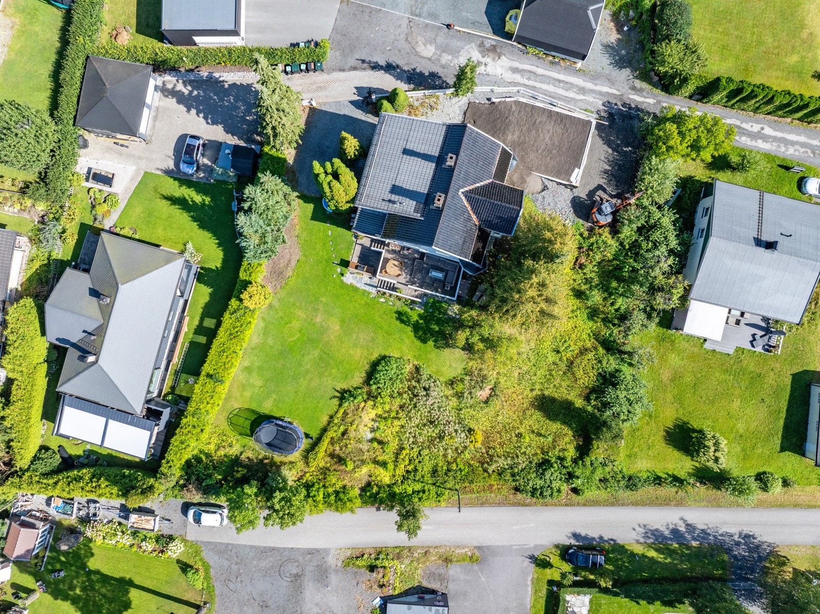 Makismal utnyttelse er 20% BYA, så tomten kan bebygges med en enebolig på 124 m², en tilliggende sekundærleilighet på maksimalt 55 m², og en garasje på inntil 36 m². Galleribilde