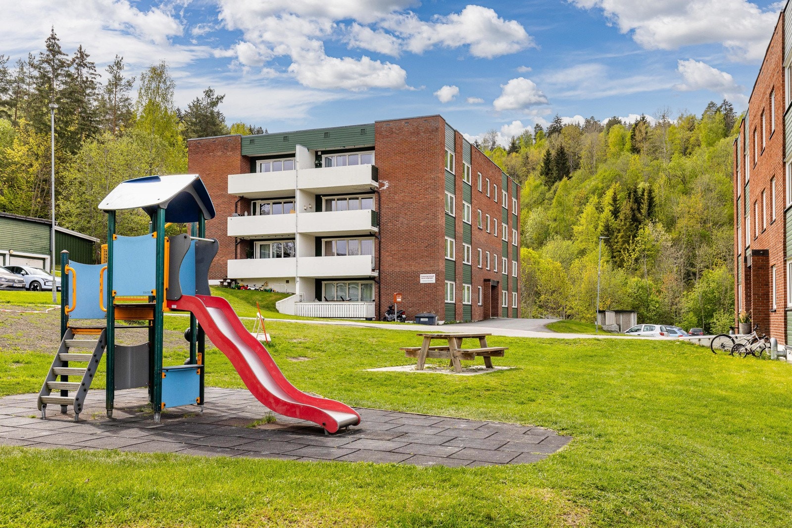 Beliggenheten er ideell for familier, så vel som godt etablerte, i trygge og rolige omgivelser med gangavstand til skoler, barnehager og idrettsanlegg. Galleribilde
