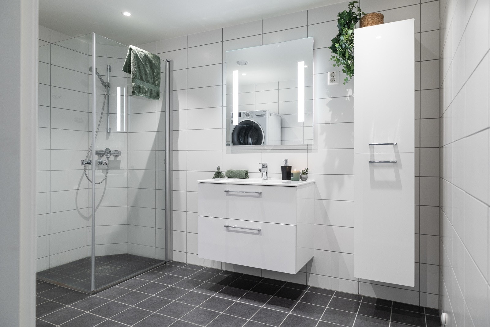 Vegg i vegg har leiligheten et bad og et separat wc-rom, som begge ble pusset opp i regi av borettslaget i 2024. Galleribilde