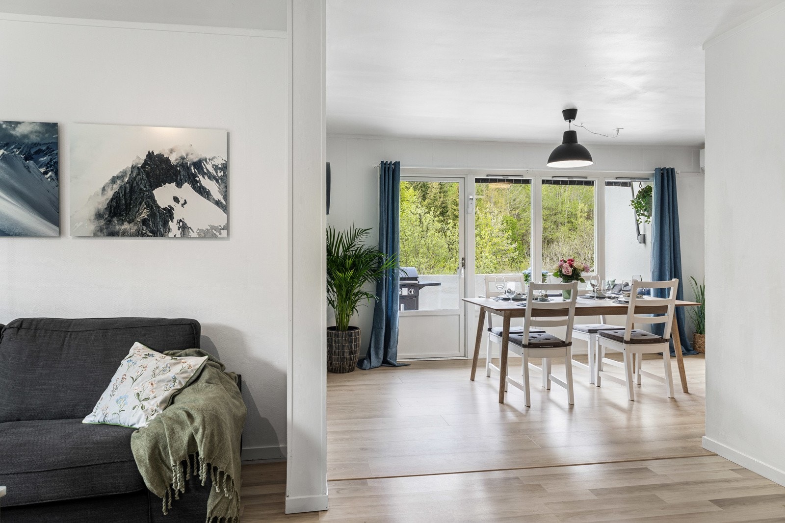 Sammen med kjøkkenet utgjør stuen et åpent og innbydende allrom med klart avdelte soner. Galleribilde
