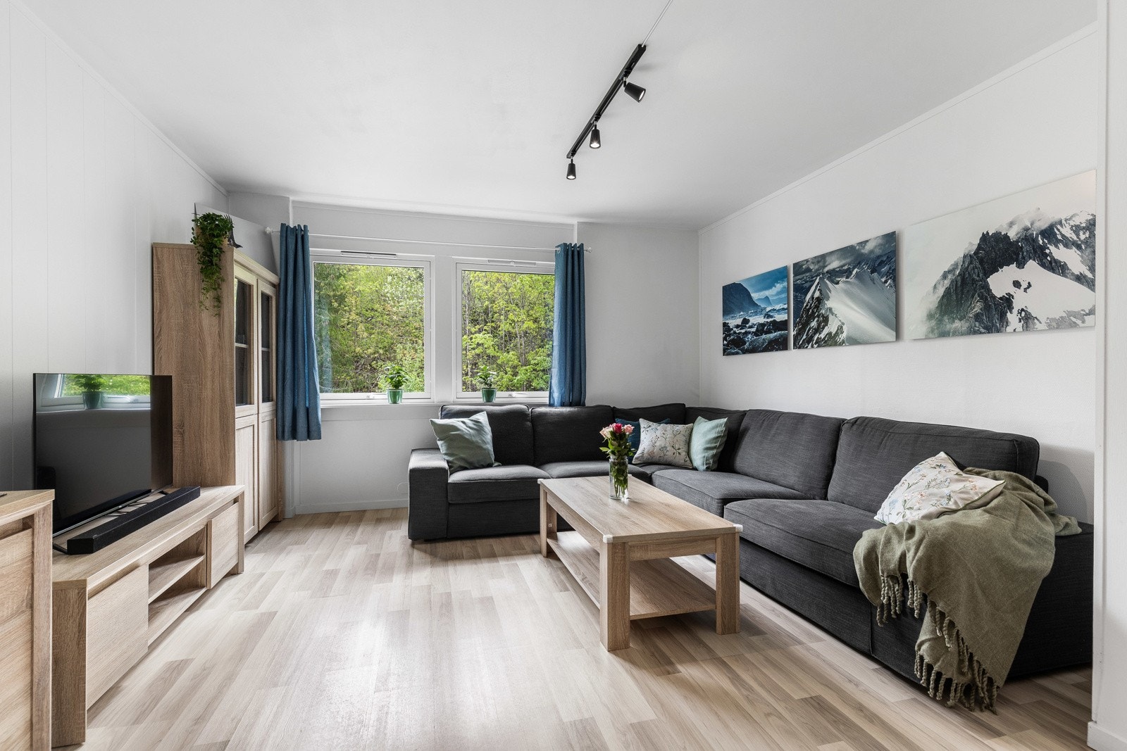En varmepumpe ble montert i 2017, og laminat på gulvet kombineres med hvitmalte vegger. Galleribilde