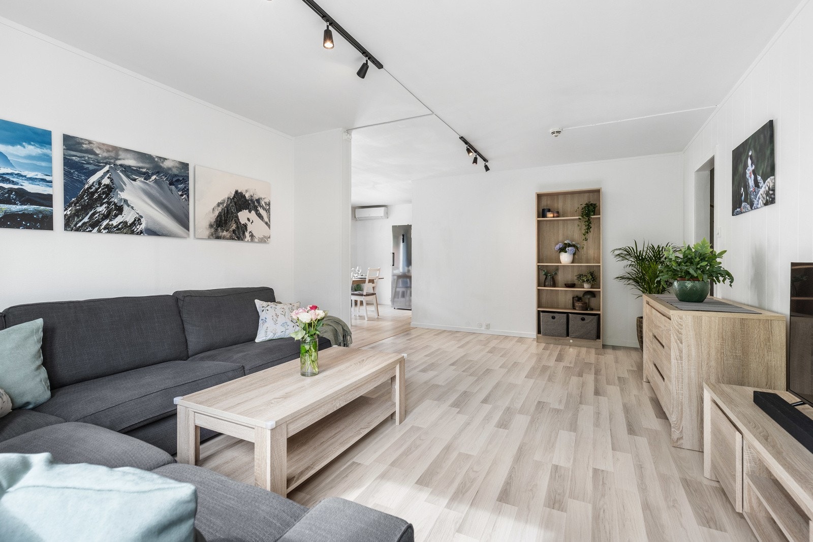Stuen er naturlig inndelt i ulike soner, og det passer utmerket å innrede med spiseplass utenfor kjøkkenet. Galleribilde