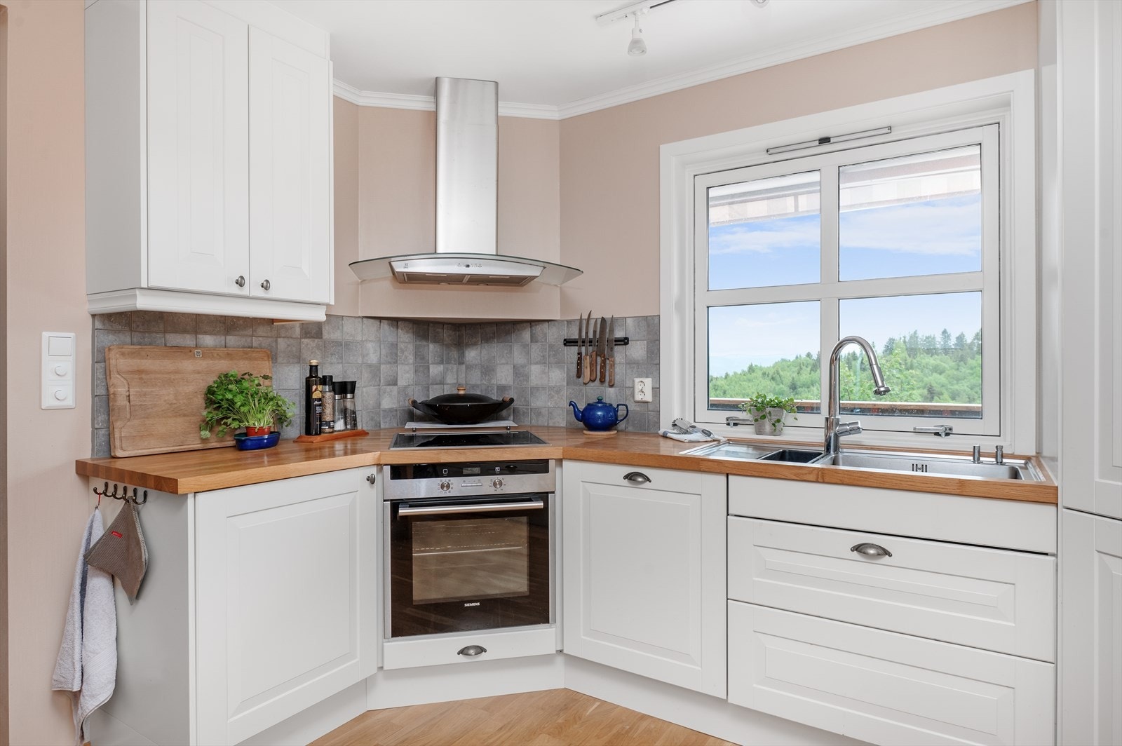 Sydvendt vindu på kjøkken gir mye naturlig lysinnslipp og utsikt når man tar oppvasken Galleribilde