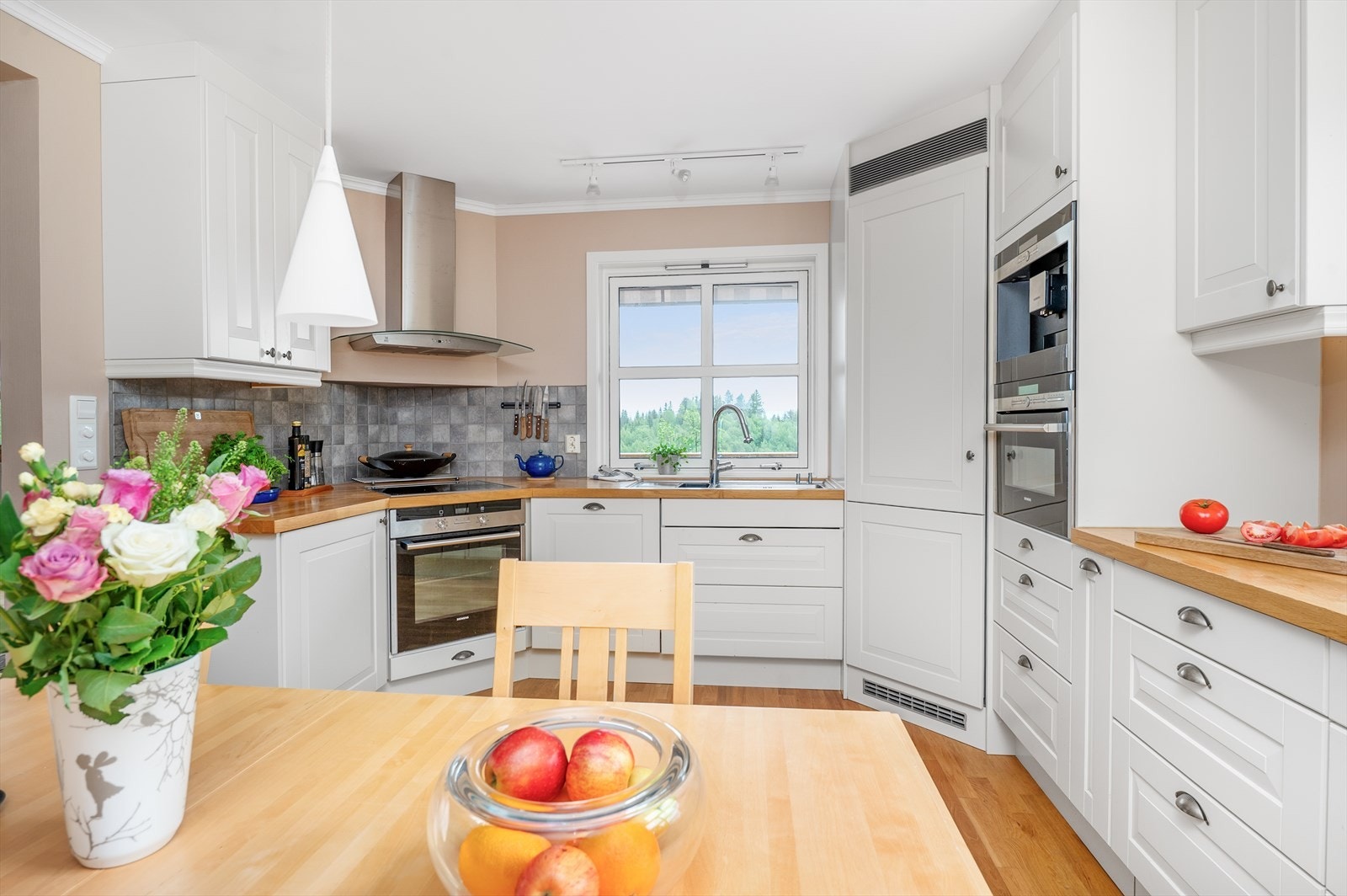 Romslig kjøkken med stor innredning og god plass til spisestue. Galleribilde