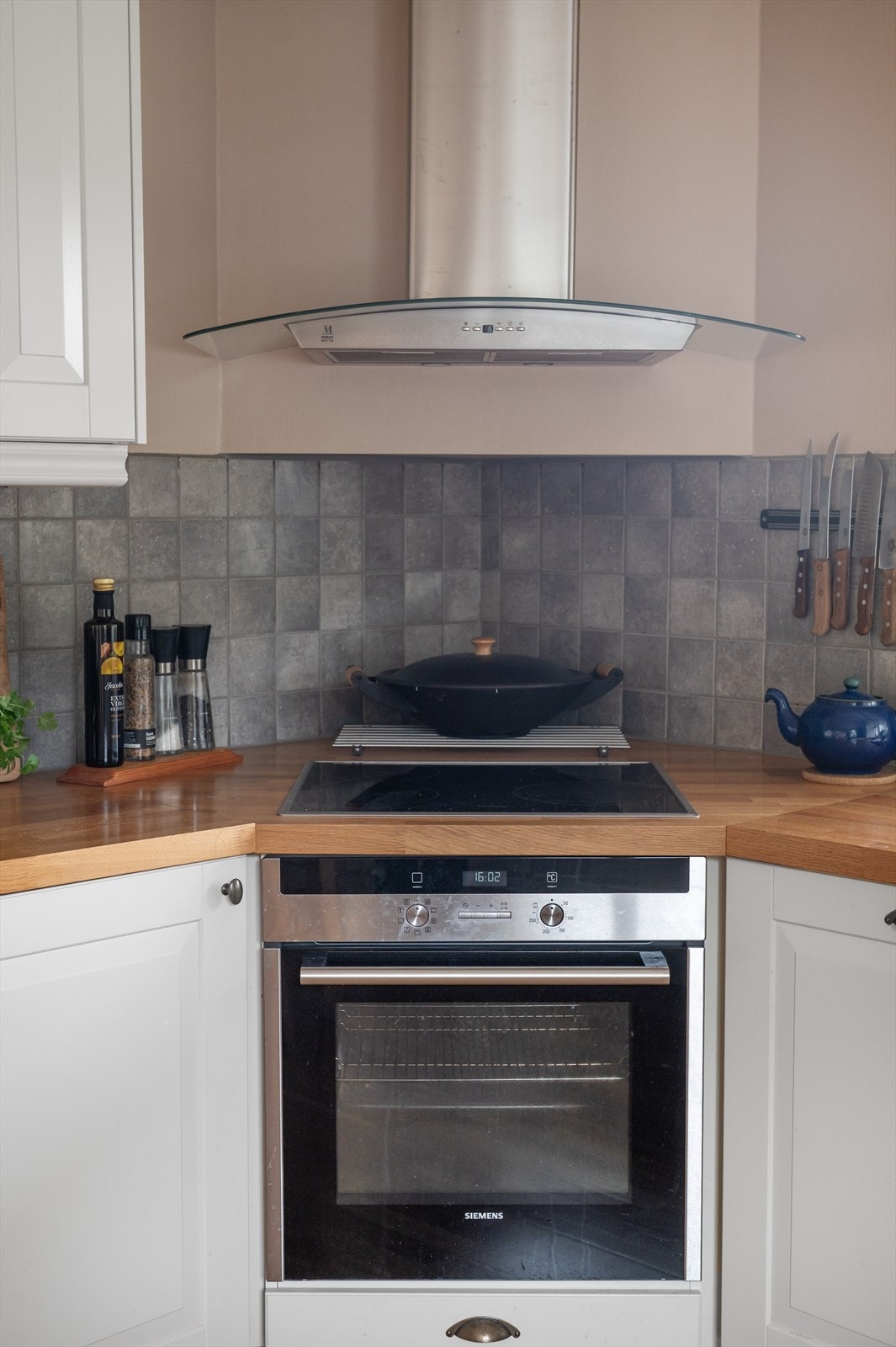 Integrerte hvitevarer i kjøkkeninnredning. Galleribilde