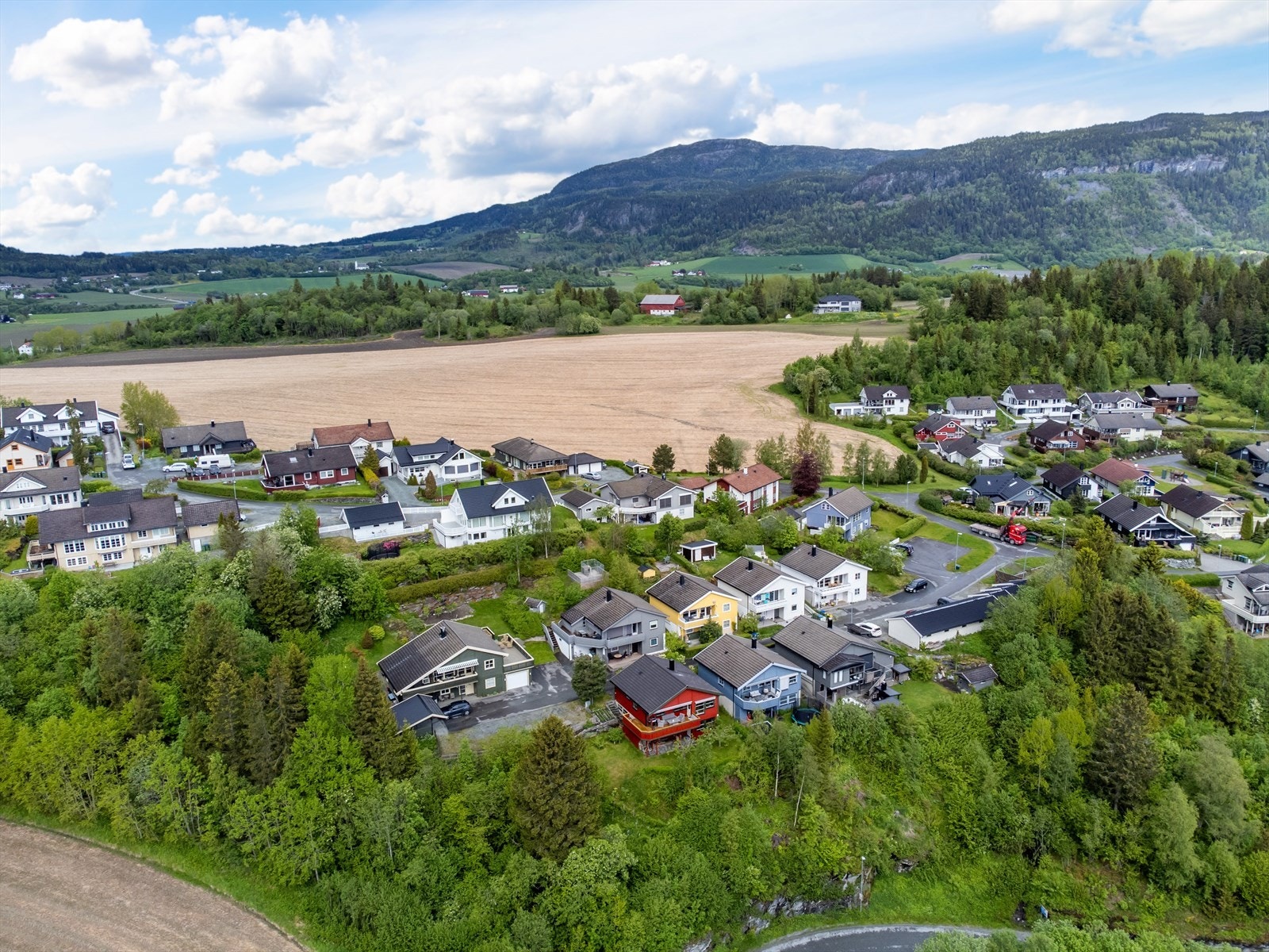 Eiendommen ligger i enden av blindveg grensende til friareal Galleribilde