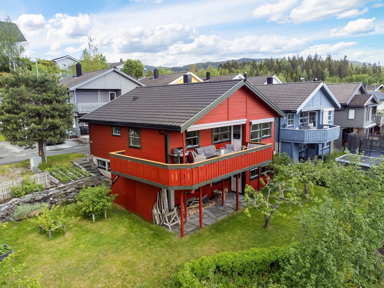 Eneboligen ligger i enden av en blindveg, og grenser til friareal. Galleribilde