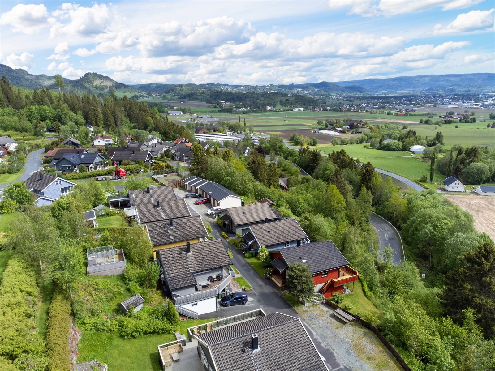 Eiendommen har bruksrett til garasje i felles garasjebygg som liggger noen få skritt fra boligen. Galleribilde