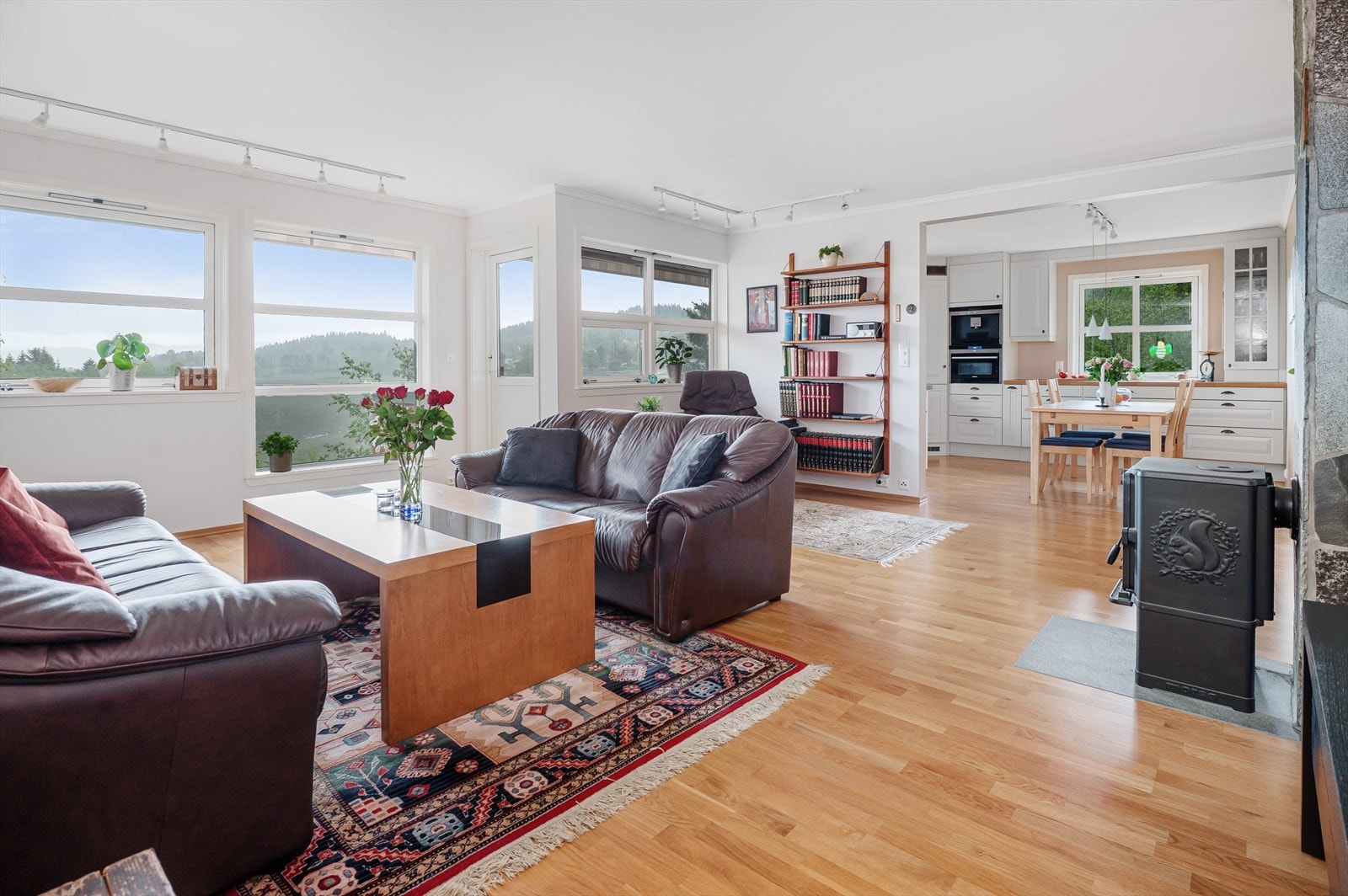 Fra stua har man adkomst til stor, sydvendt veranda. Galleribilde