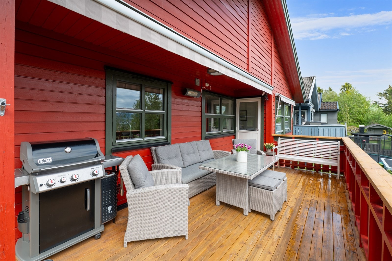 Sydvendt veranda, delvis overbygd og med markise. Galleribilde