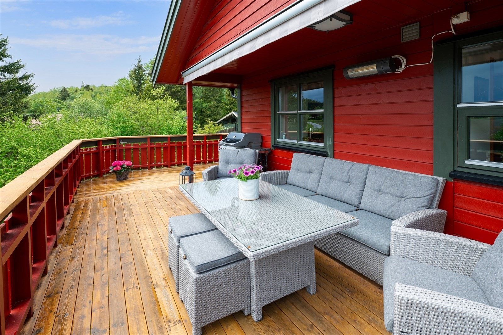 Sydvendt veranda, delvis overbygd og med markise. Galleribilde