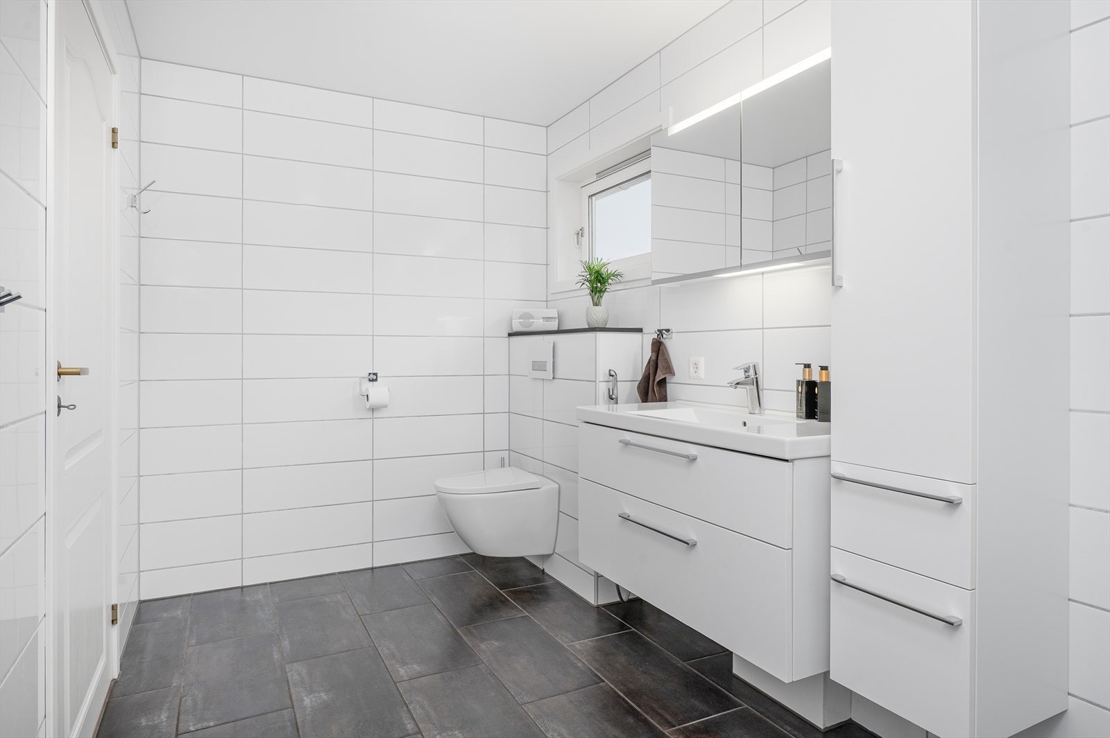 Badet i hovedetasjen er oppgradert/renovert i 2013 Galleribilde