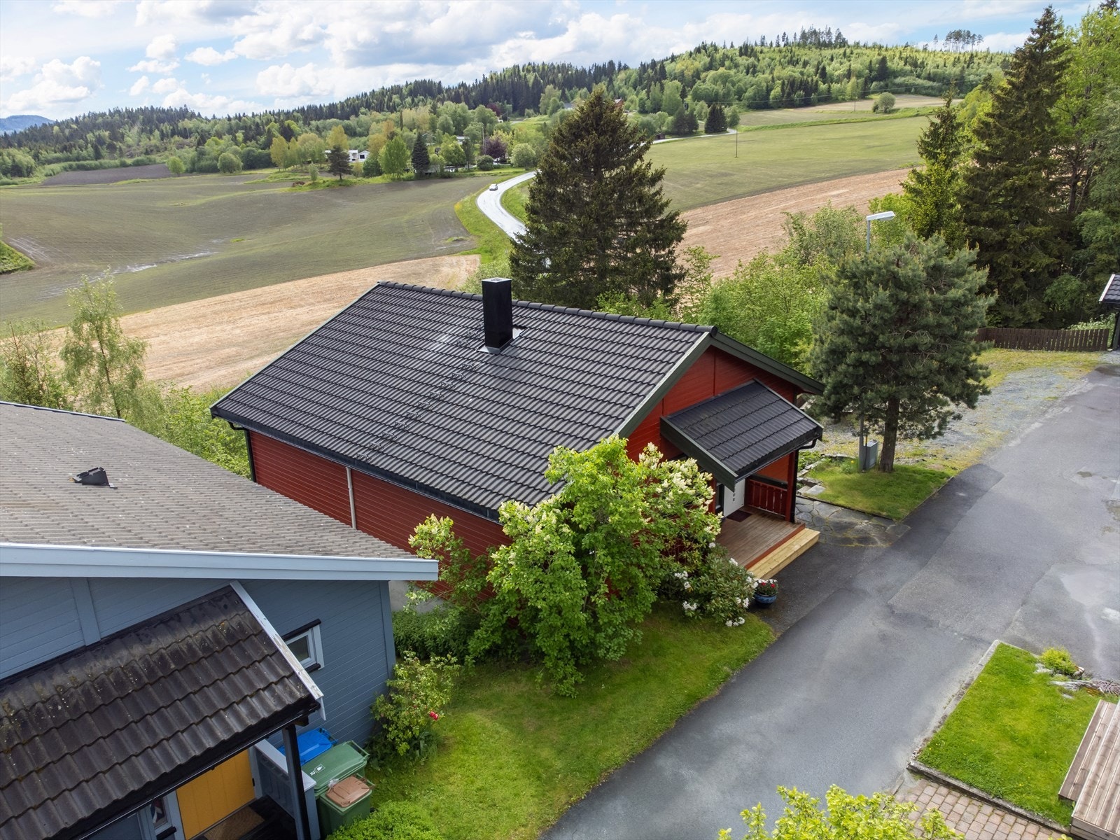 Asfaltert adkomstveg frem til boligen. Galleribilde