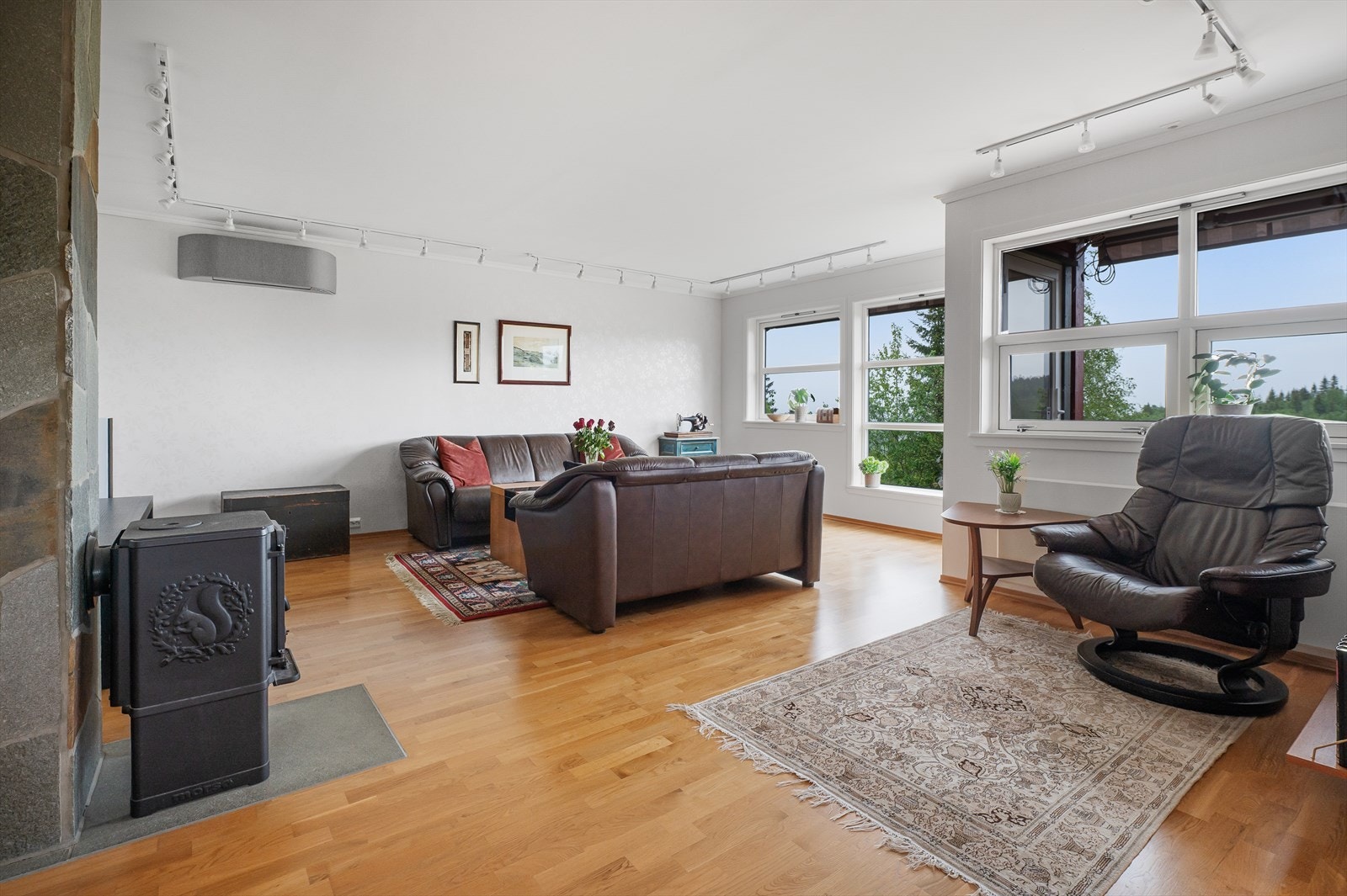 Stua har både luft-luft varmepumpe, vedovn og elektriske panelovner som oppvarmingskilder. Galleribilde