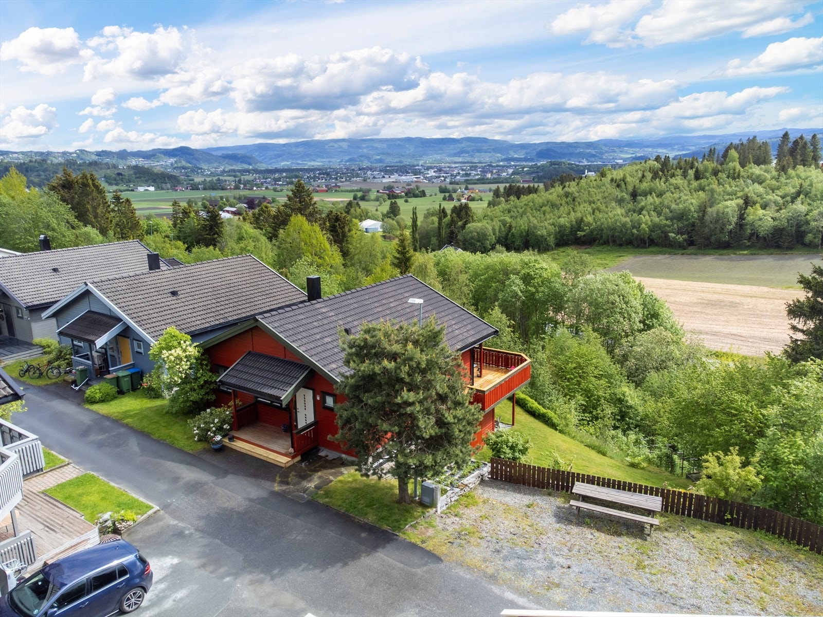 Asfaltert adkomstveg frem til boligen. Galleribilde