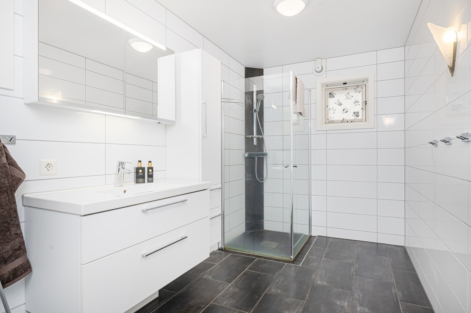 Badet i hovedetasjen er oppgradert/renovert i 2013 Galleribilde