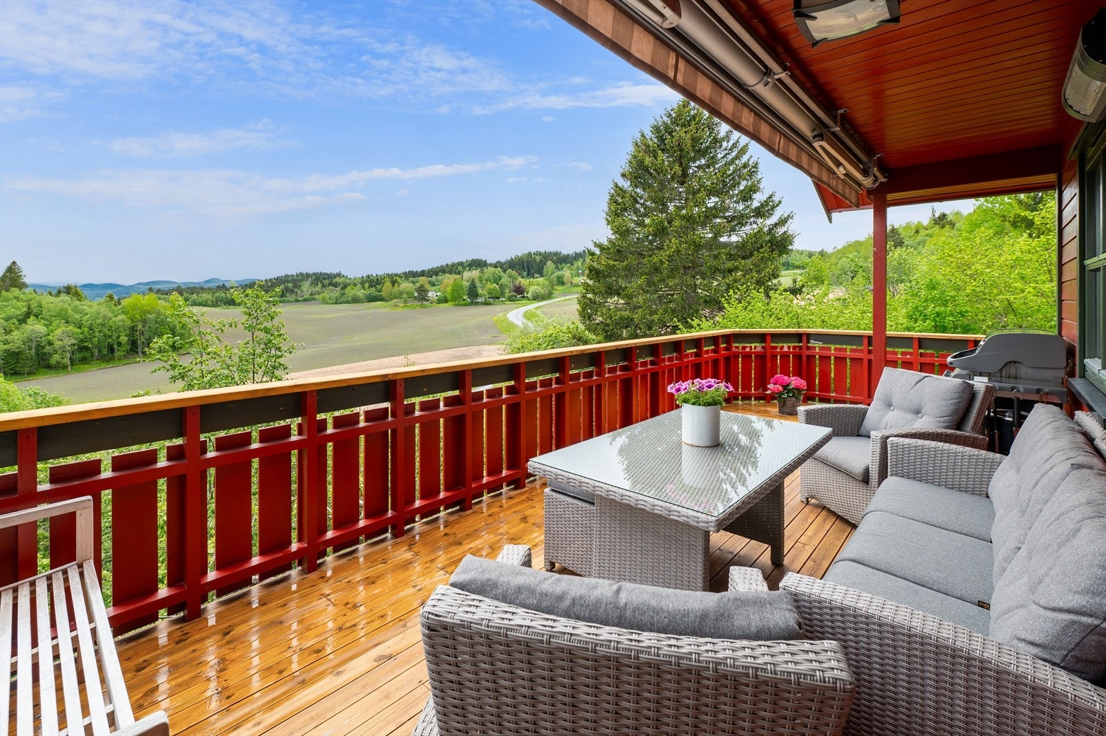 Fin utsikt over landbruksareal fra veranda. Galleribilde