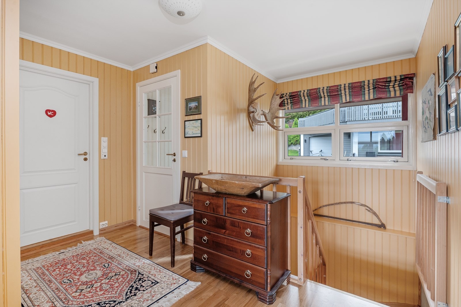 Adkomst ned til sokkeletasjen er via boligens entrè Galleribilde