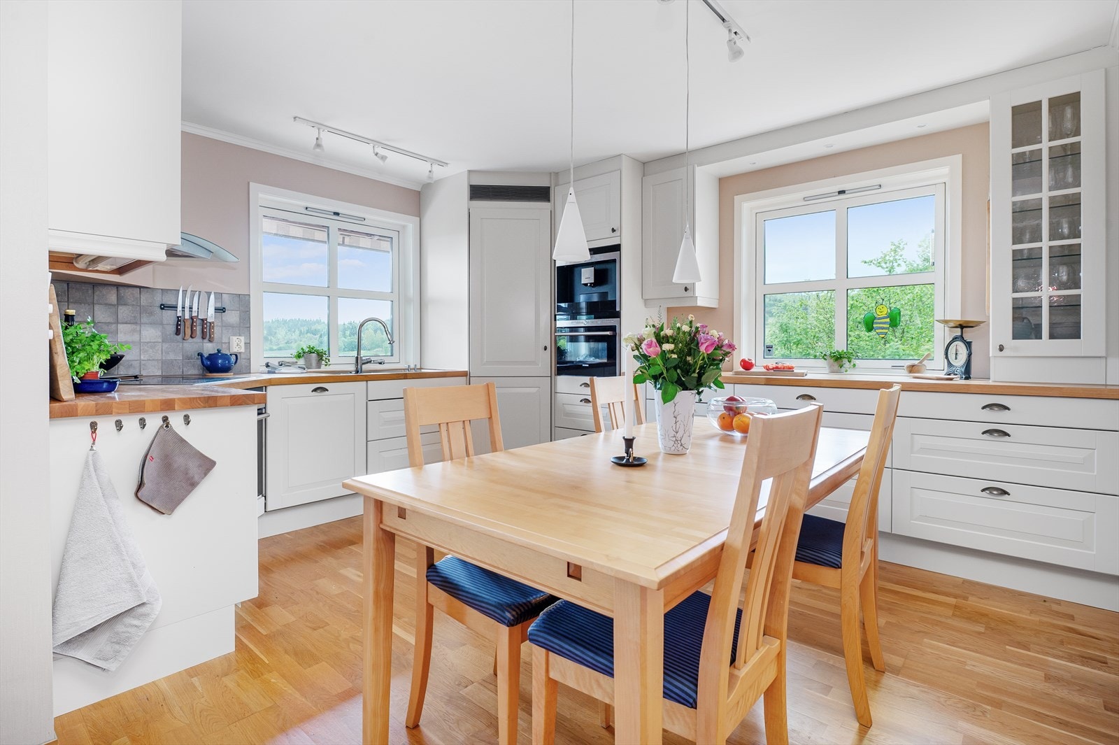 God plass til spisestuemøbler på kjøkken Galleribilde