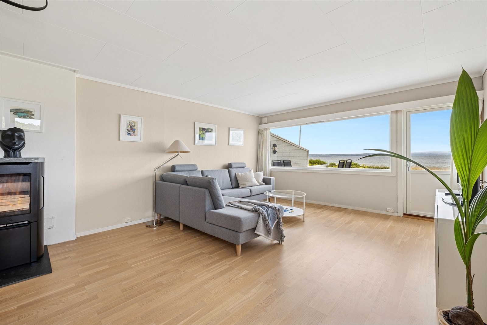 Stuen er romslig og åpen, med god plass til sofagruppe og annet møblement. Galleribilde