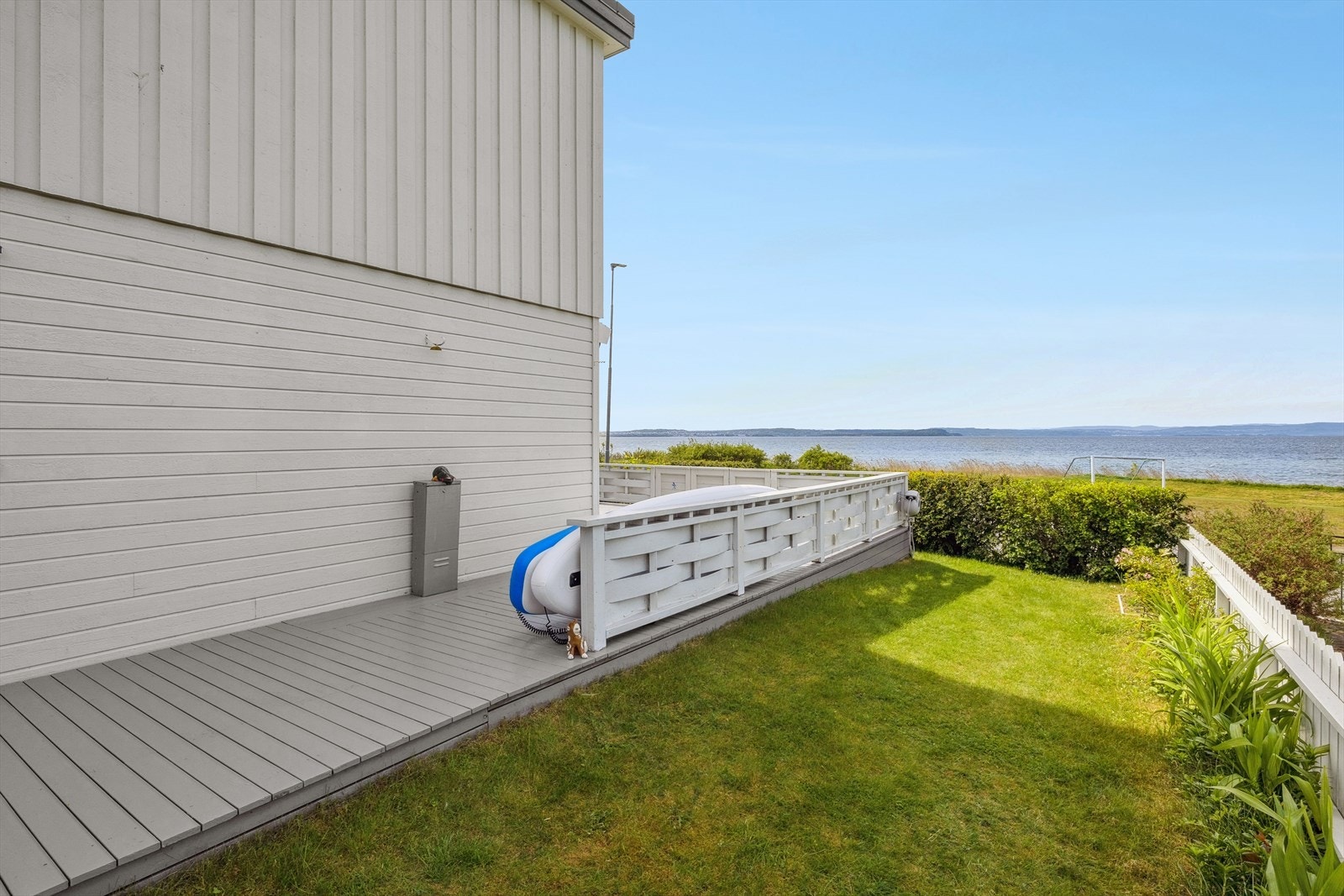 Terrassen strekker seg rundt på baksiden av rekkehuset, her får man også en ekstra hageflekk! Galleribilde