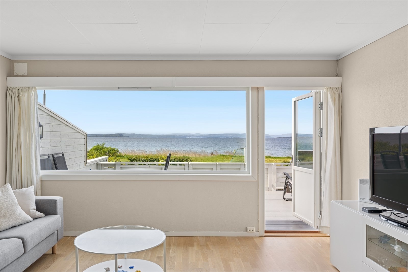 Denne utsikten blir man ikke lei av. Fra stuen er det utgang til en stor terrasse. Galleribilde