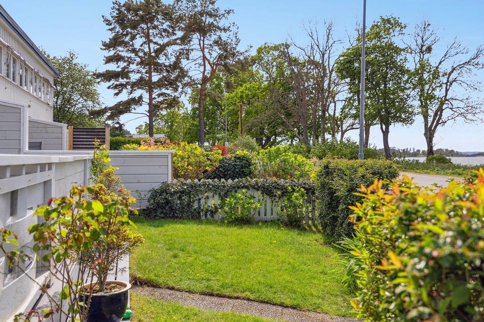 Nedenfor terrassen finner vi denne koselige hageflekken. Galleribilde