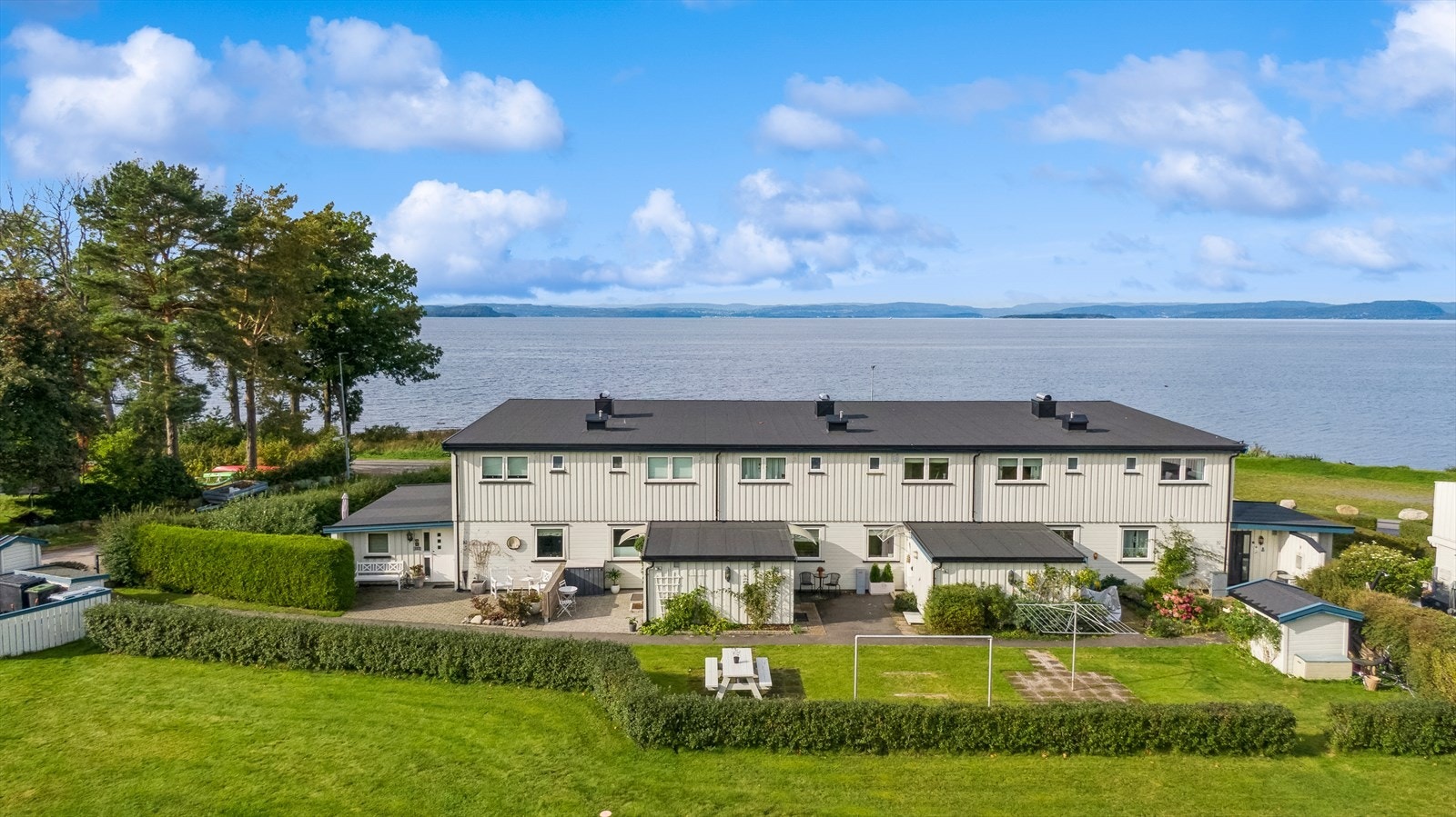 Enderekkehus med særdeles vakker beliggenhet på populære Refsnes! Andelen til høyre i bildet. Galleribilde