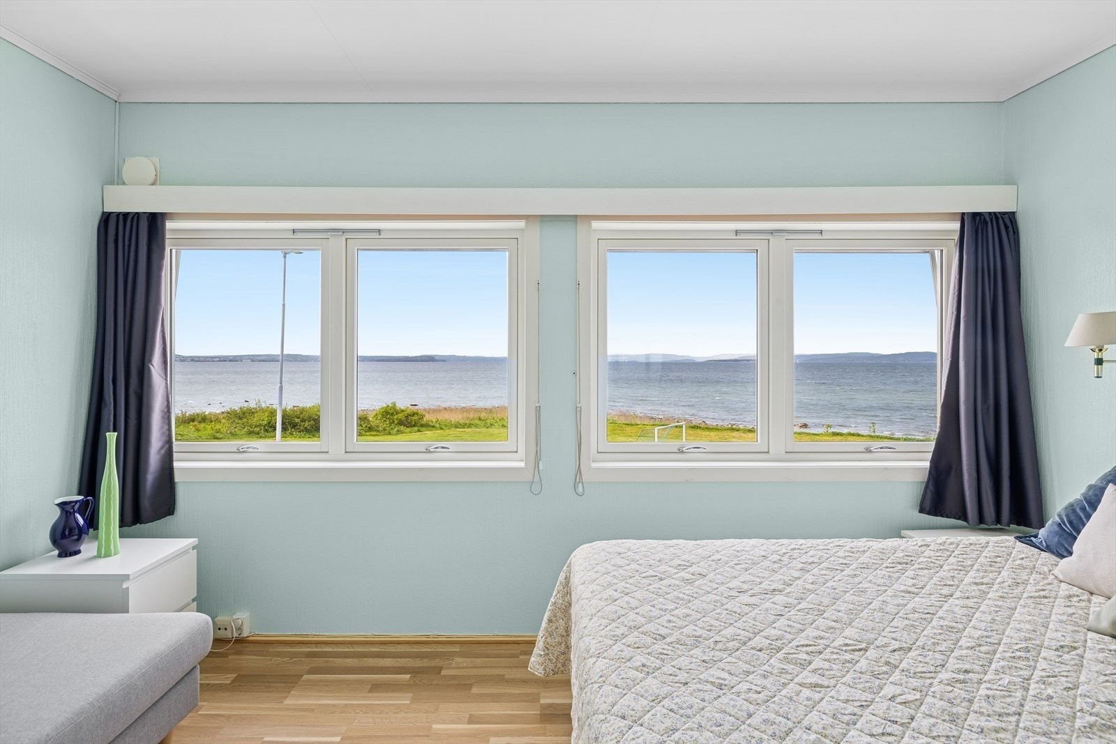 Hovedsoverommet har god plass til dobbeltseng og det er en integrert garderobeløsning. Galleribilde