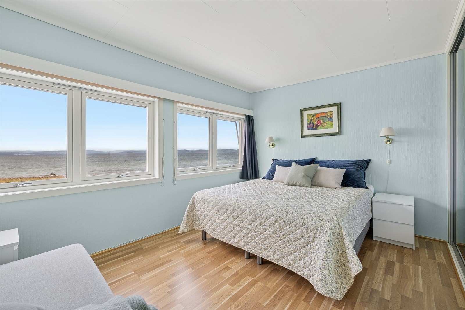 Videre opp til boligens 2.etasje finner vi de to soverommene. Galleribilde