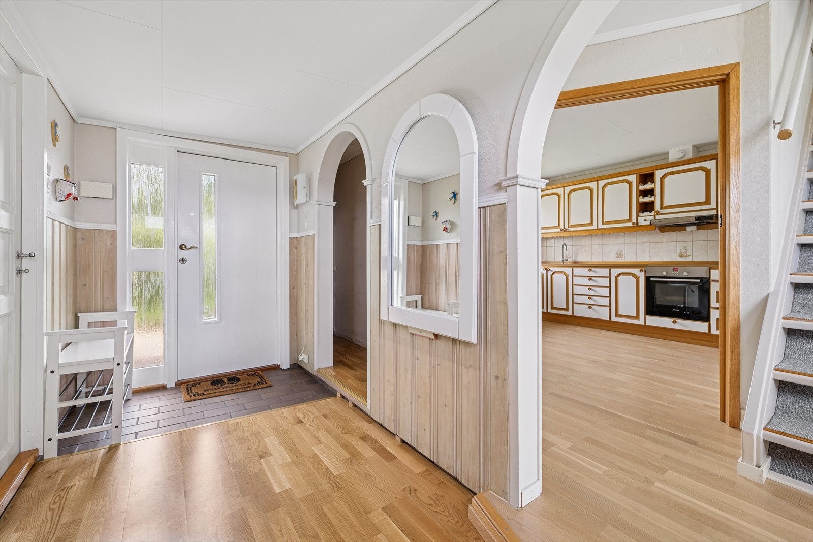 Velkommen inn! Entreen er lys og det er god plass til ytterklær og sko. Man har også tilgang til en romslig bod som egner seg godt til oppbevaring. Galleribilde