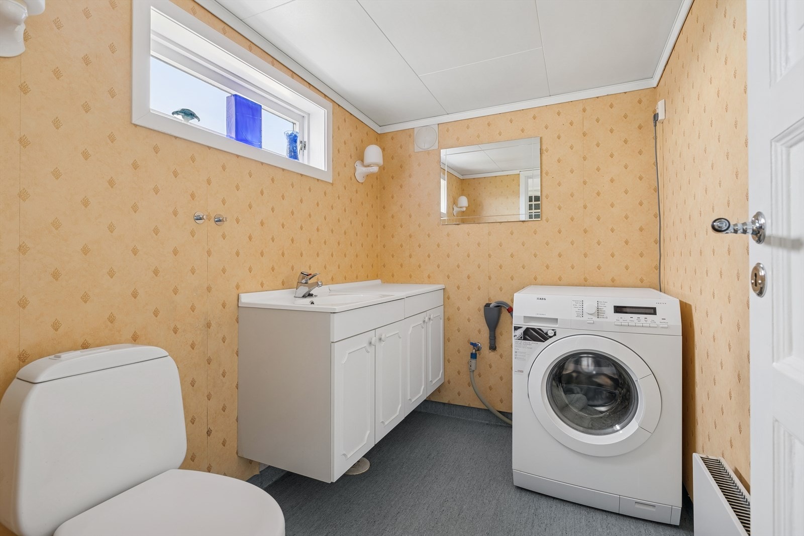 I 1.etasje finner vi også et toalett/vaskerom. En stor fordel i hverdagen. Galleribilde