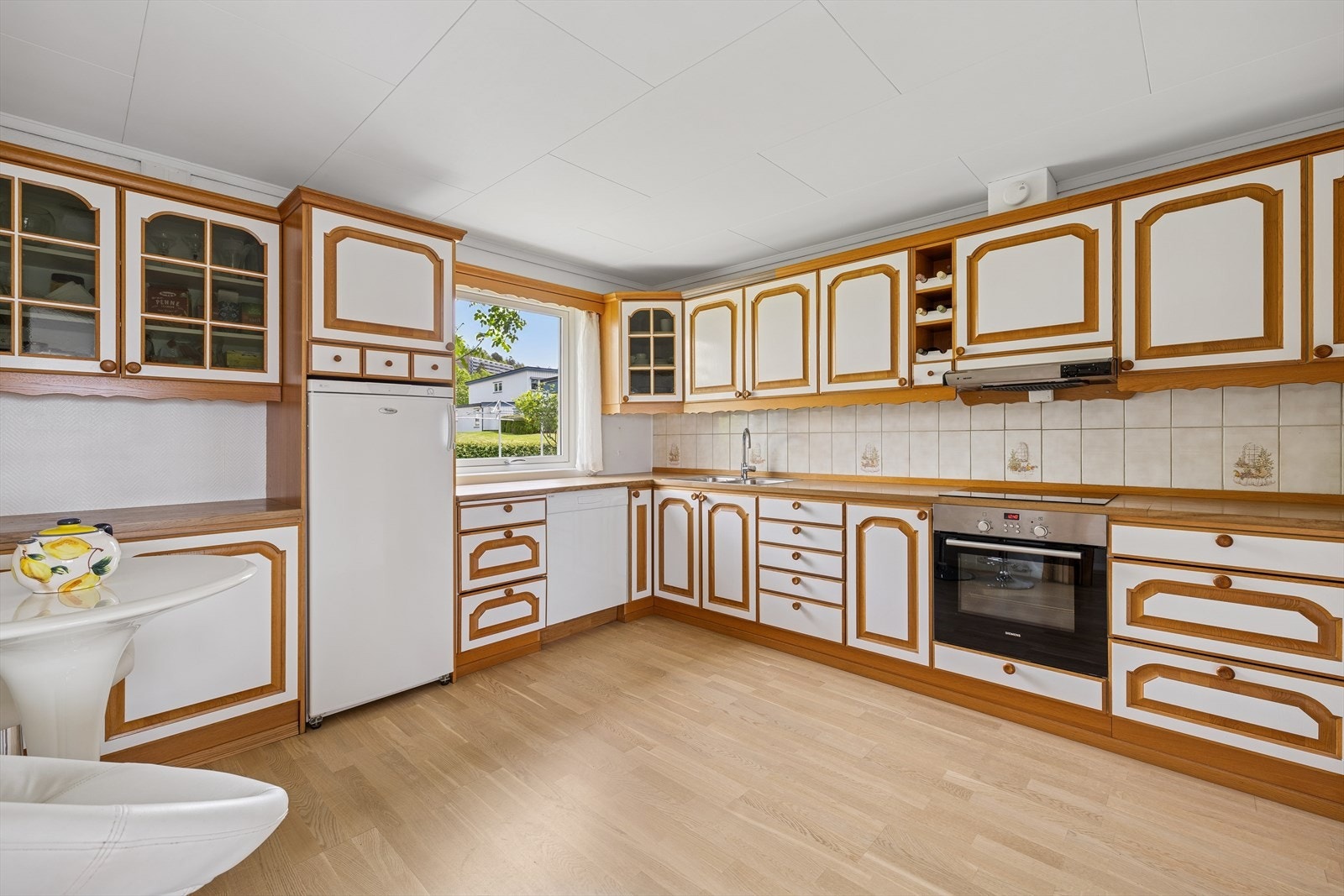 Til venstre for entreen finner vi boligens kjøkken. Kjøkkenet er stort og luftig, her er det godt med skap og benkeplass. Galleribilde