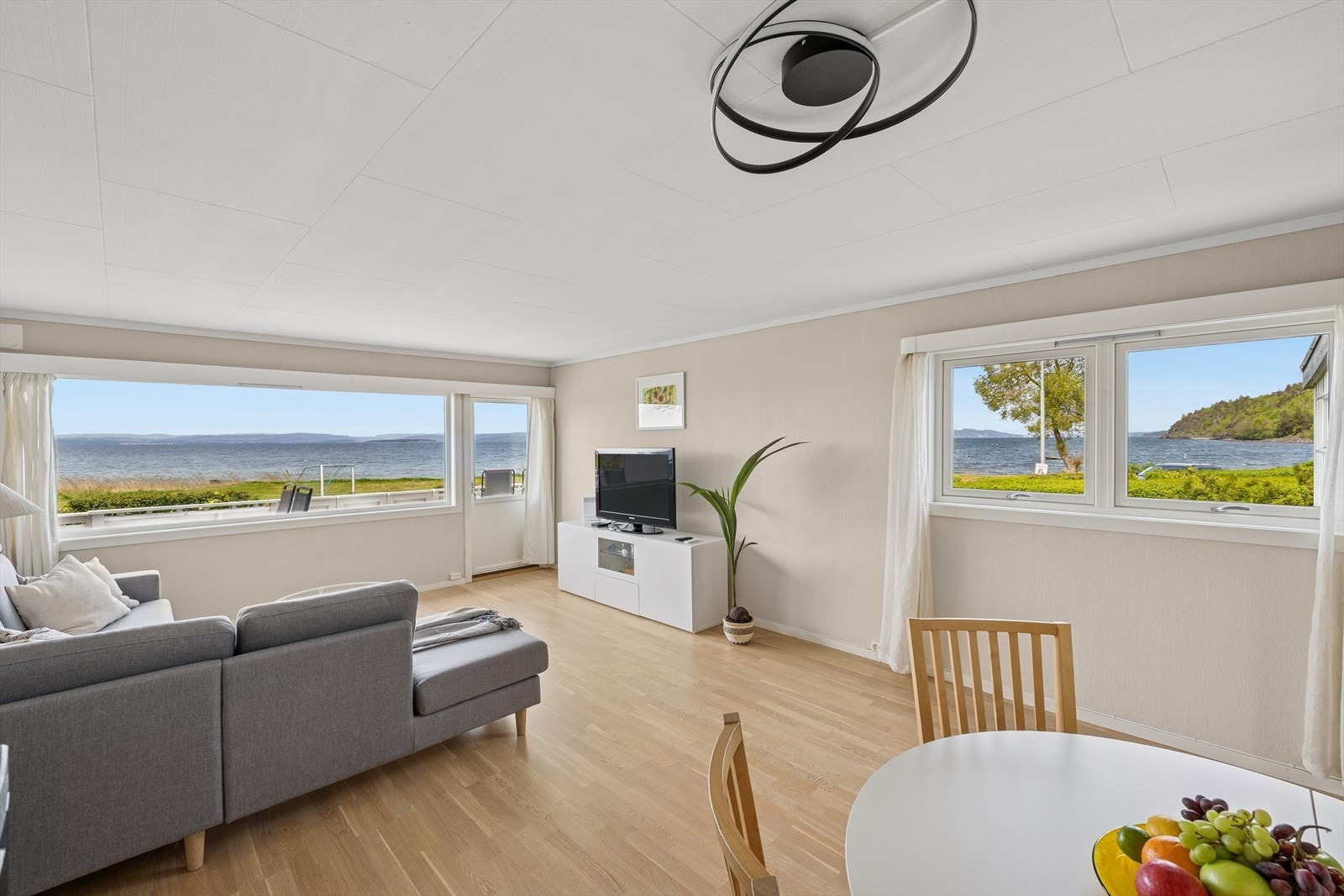 Videre inn til boligens stue, her har du fantastisk utsikt fra flere vinduer. Galleribilde