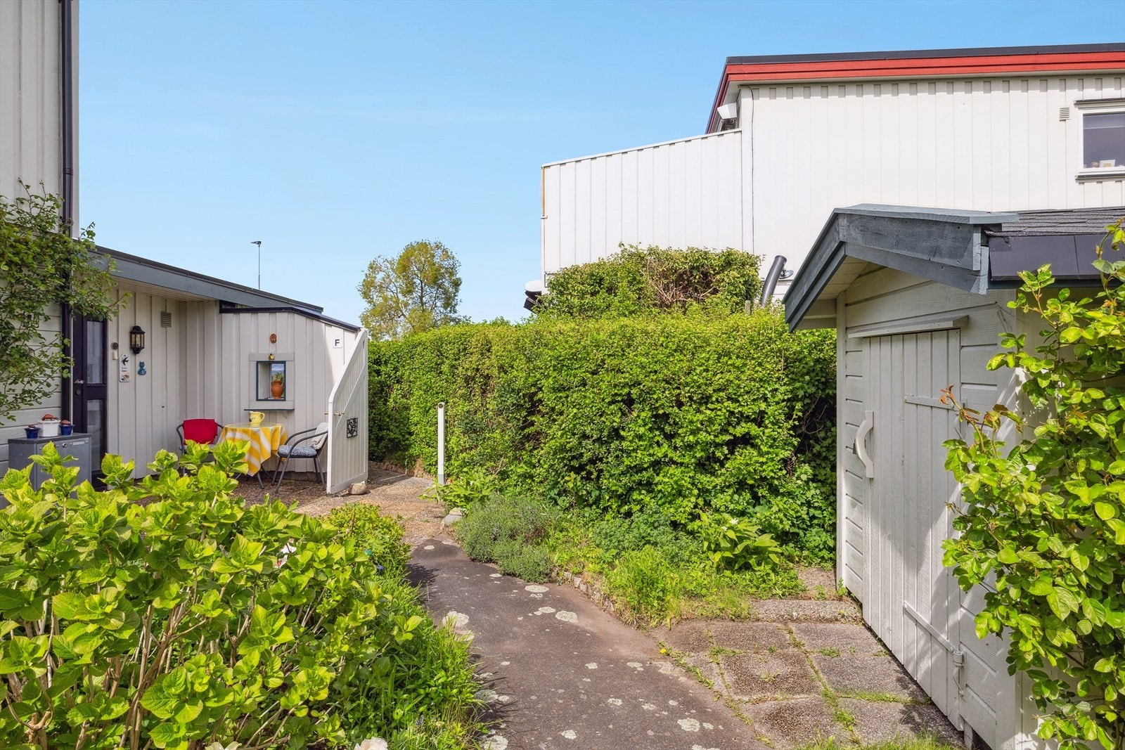 Inngangspartiet er pent opparbeidet og skjermet. Galleribilde