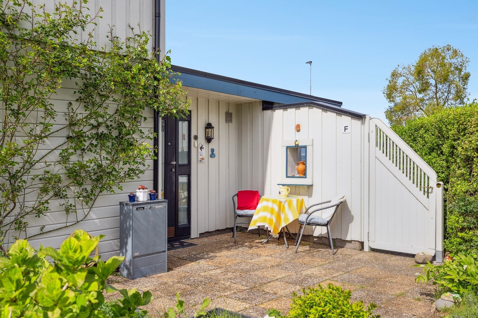 Utenfor inngangspartiet er det en hyggelig uteplass hvor morgensolen kommer. Her kan man nyte frokosten! Galleribilde