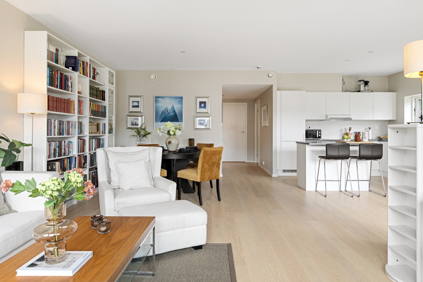Det er god plass til både sofagruppe, spisebord og øvrig møblement. Galleribilde