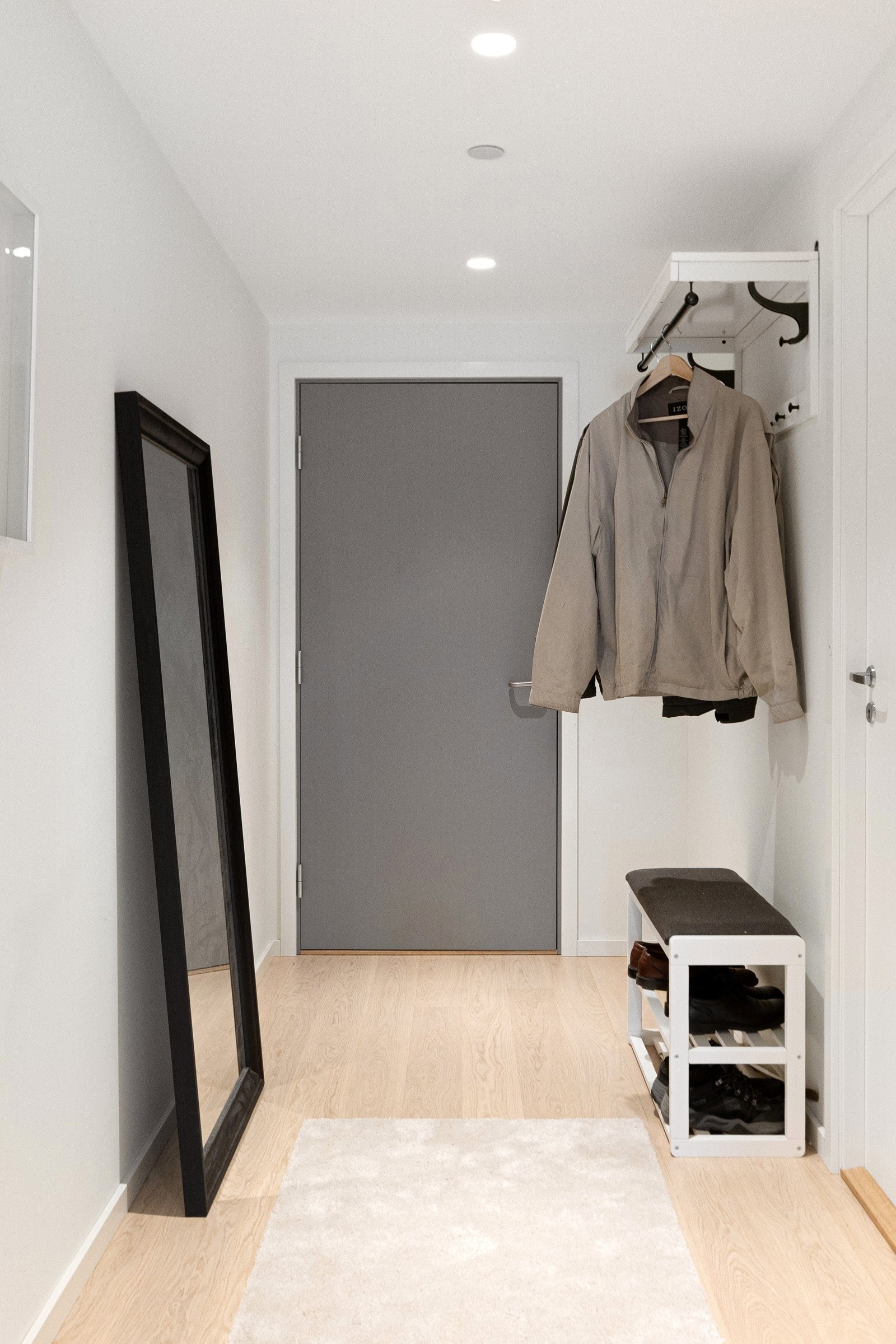 Leiligheten ønskes velkommen med en lys og innbydende entré. Galleribilde